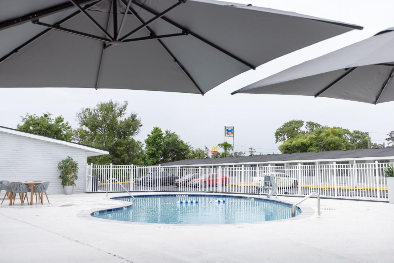 Golden Isles Inn & Suites Brunswick Exteriör bild